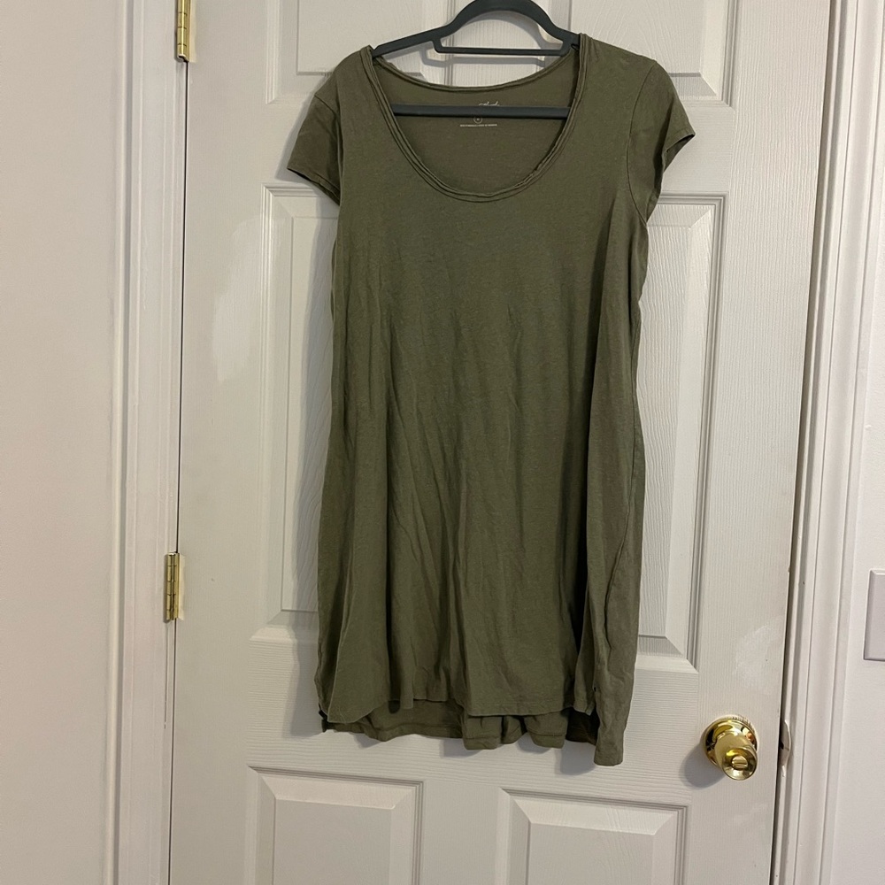 Short sleeved green dress